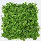 日曜日は非現実的な擬似緑植物の壁の人工的な4つの層の葉を検査する