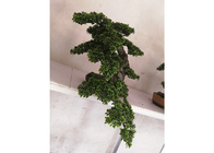 クリスマスの装飾的な人工的な装飾用の松の木